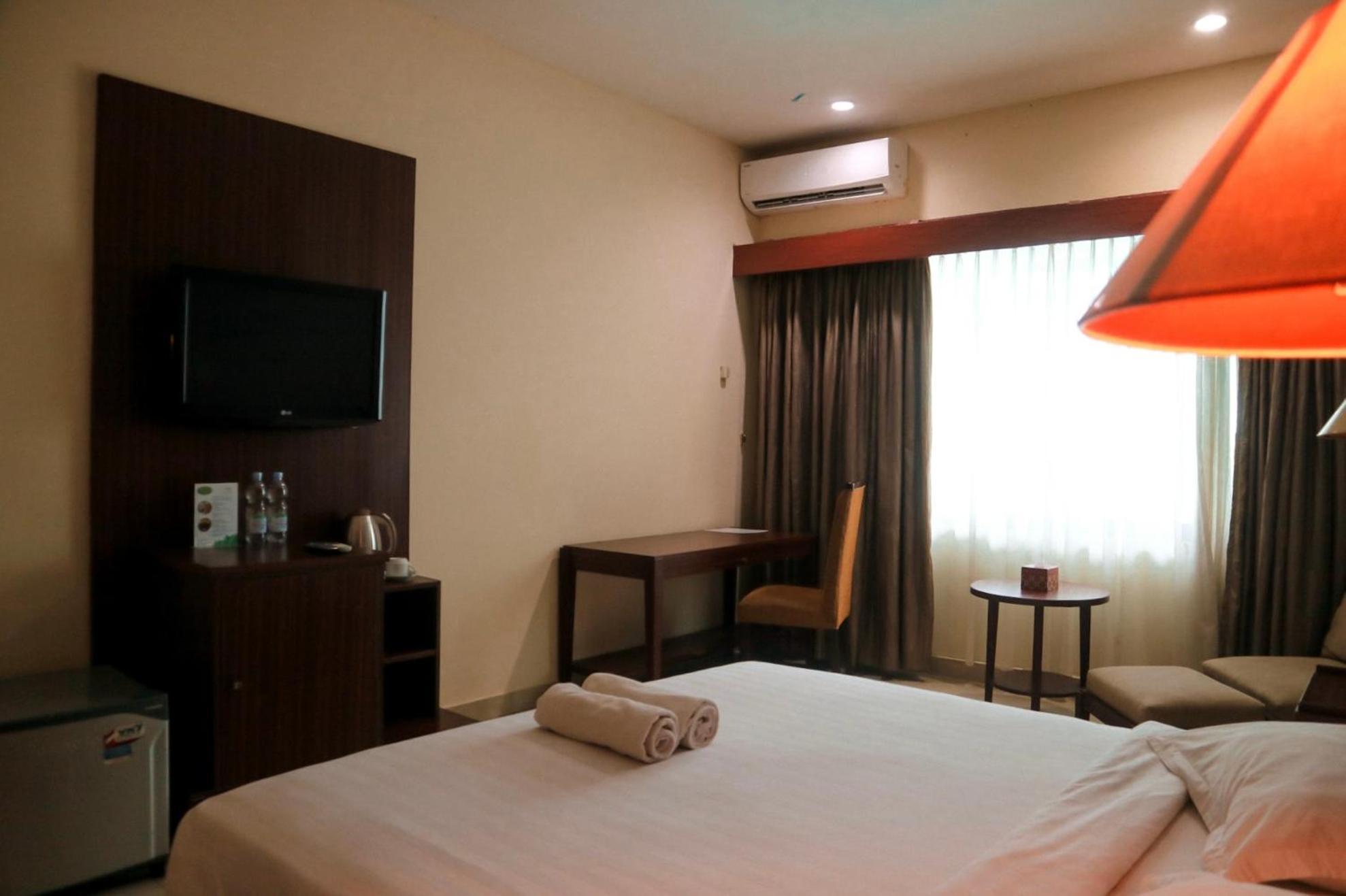 Hotel Mariat Sorong Exterior photo